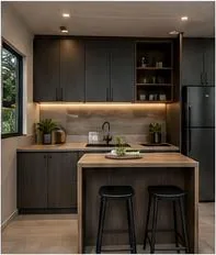 Modelo House Black: cocina integral pequeña con barra, nevera y muebles oscuros