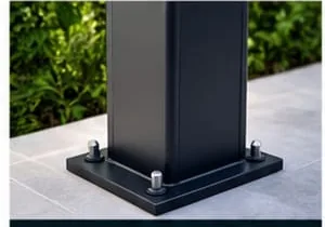 Base de la columna metálica anclada con pernos a la placa