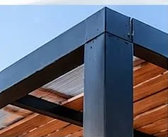 Detalle de la viga metálica de la pérgola contra los listones de WPC