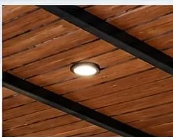Listones de WPC con una luz empotrada vistos desde abajo