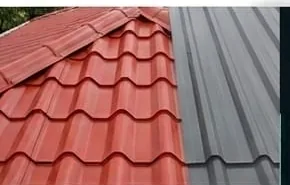 Detalle de la teja termoacústica roja junto a la teja metálica gris