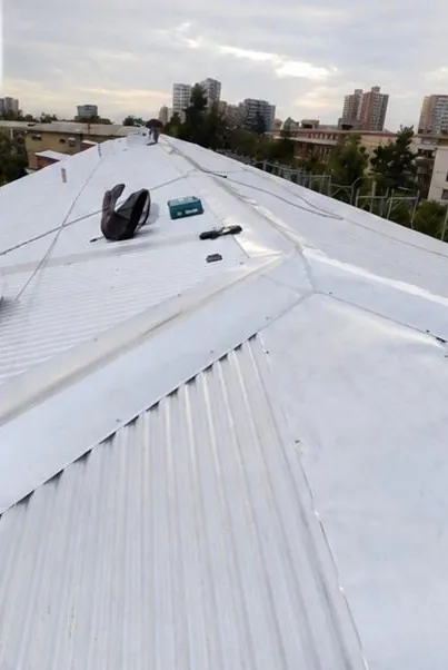 Cubierta metálica con herramientas sobre la cumbrera durante la instalación